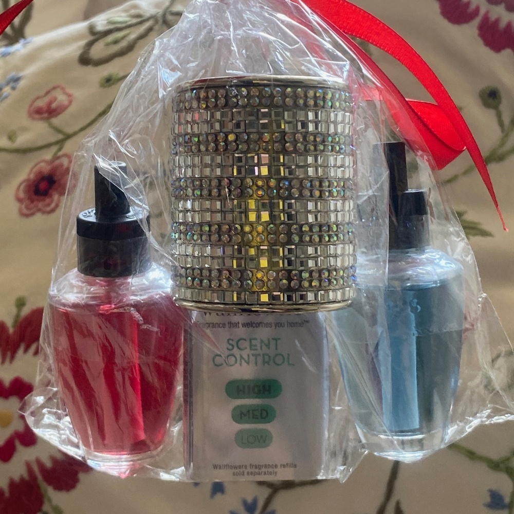 Shine & Sparkle Wallflowers Scent Control Fragrance Plug + 2 Fragrance Refills - Picture 3 of 16